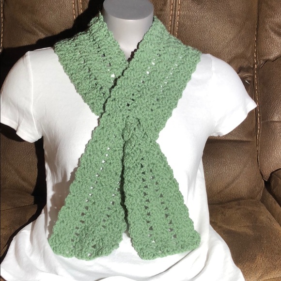 Neck warmer scarf hand crocheted Green - Picture 1 of 4